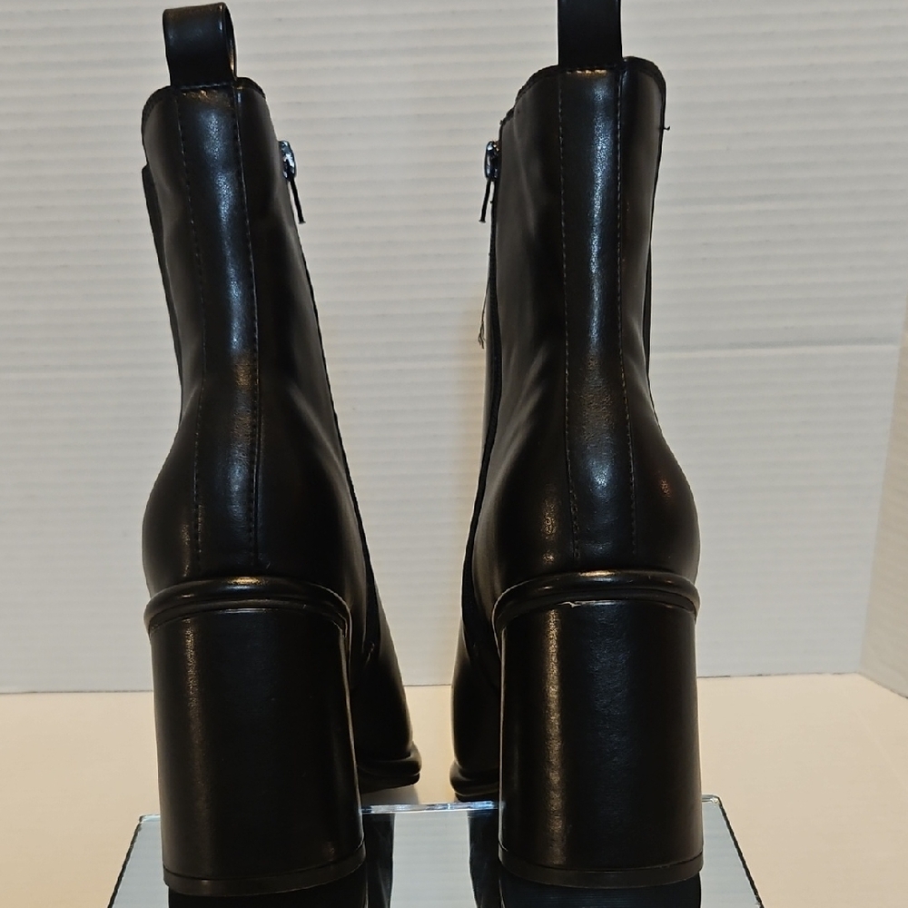 Elegant Black Leather Heeled Boots - Picture 5 of 9